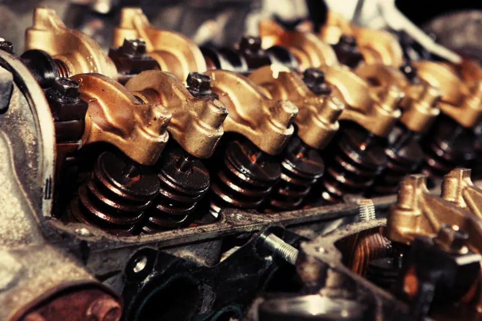 Cabeçote de motor com balancins dourados e molas de válvula