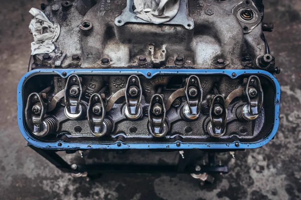 Cabeçote de motor visto de cima, com junta azul