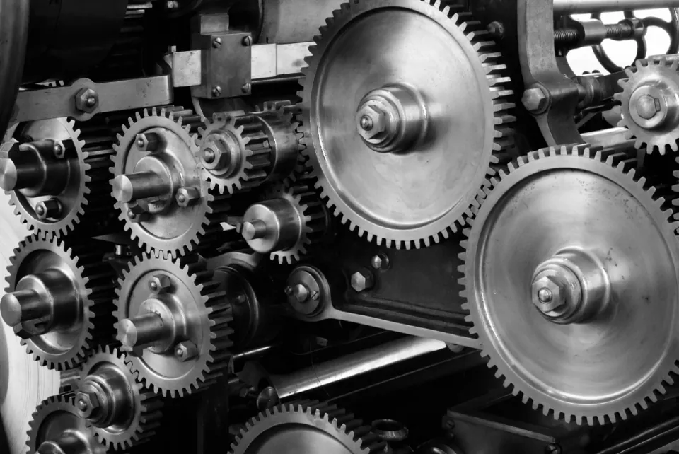Conjunto de engrenagens metálicas de uma máquina industrial