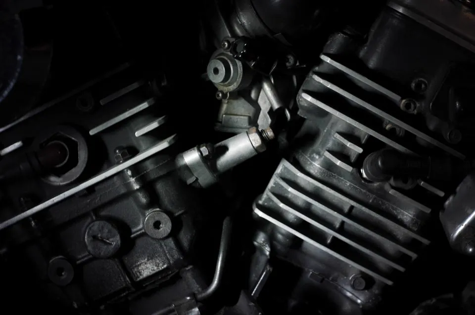 Detalhe de um motor de carro em tons escuros